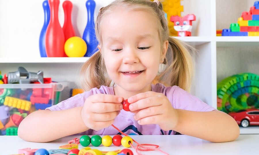 «Руки не слушаются»: почему одного нанизывания бусин недостаточно, чтобы научить ребёнка писать