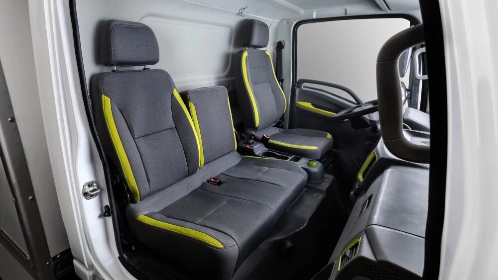 В кабине смонтировано пневмосиденье, снижающее усталость водителя,