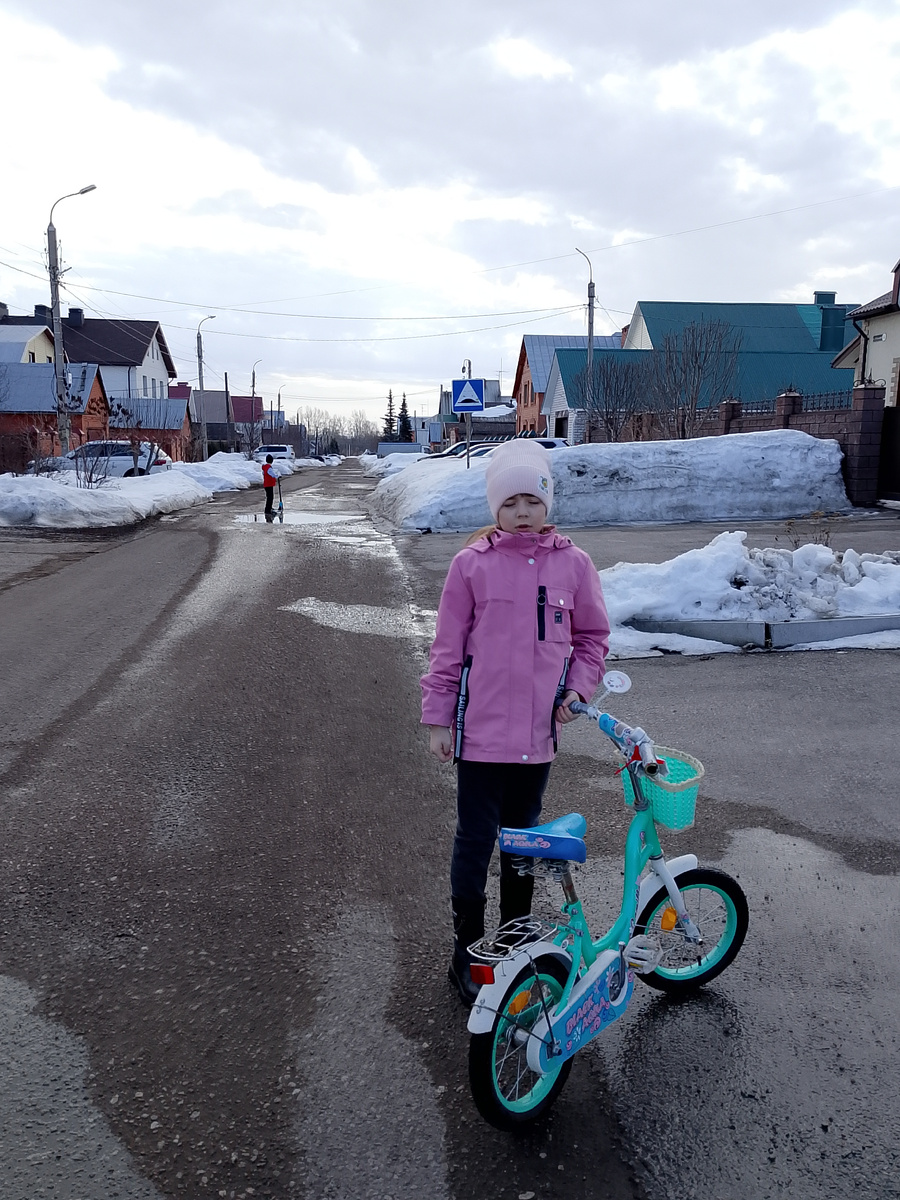 Весной в ход идут все вещи, которые не жалко пачкать в луже. Мои сегодня проехались по всем лужам на дороге. 