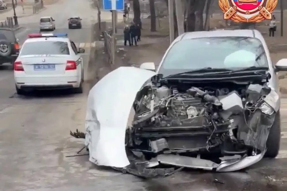    На пересечении Амурского бульвара и улицы Запарина столкнулись Mercedes-Benz G-Class и Toyota Yaris Фото: Госавтоинспекция Хабаровска