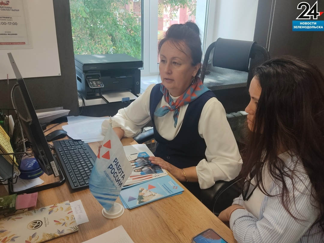 Альбина Сафина в фонде «Защитники Отечества» знакомит супругу участника СВО с порталом «Работа России»