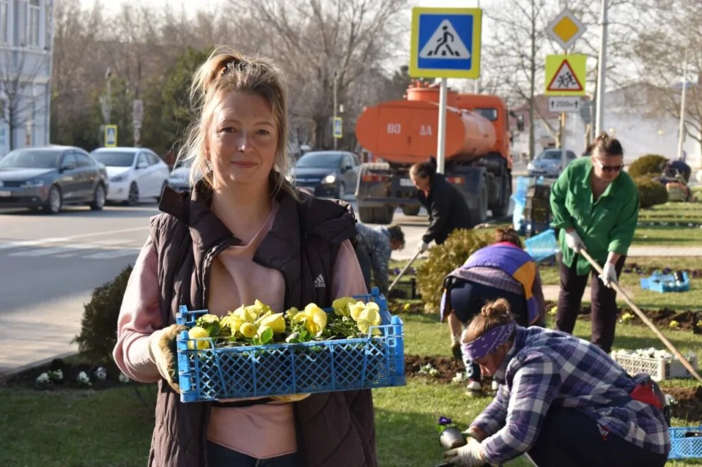    Улицы города украшают более двадцати тысяч виол и маргариток. Фото: «ТАМАНЬ».