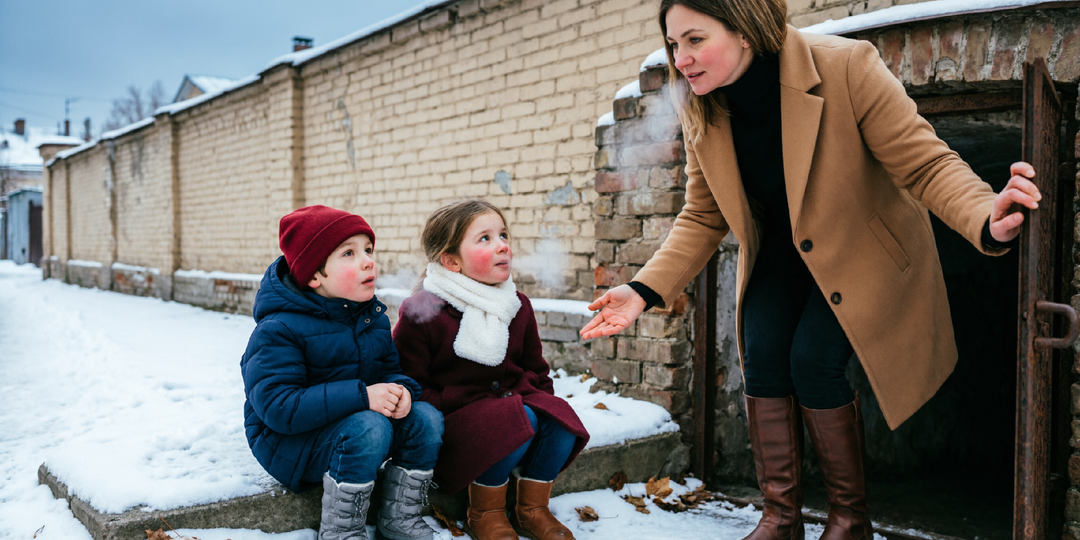 Дети замерзали у подвала зимой, их выгнал родной отец из дома, вместе со своей женой. Но какое чудо произошло дальше…