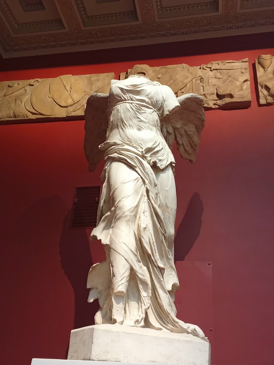 Ника Самофракийская, копия  (Музей А.С. Пушкина). Статуя была установлена около 190 года до н. э. на острове Самофракия. Фигура Ники воплощала победу в морском сражении родосцев над Антиохом III Сирийским. Фото Автора