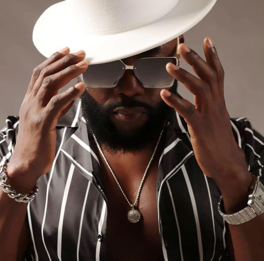 Трини-певец Марвин Дейвис по прозвищу Делец (Swappi Swappdan), ранее носивший имя Revelation (Откровение)