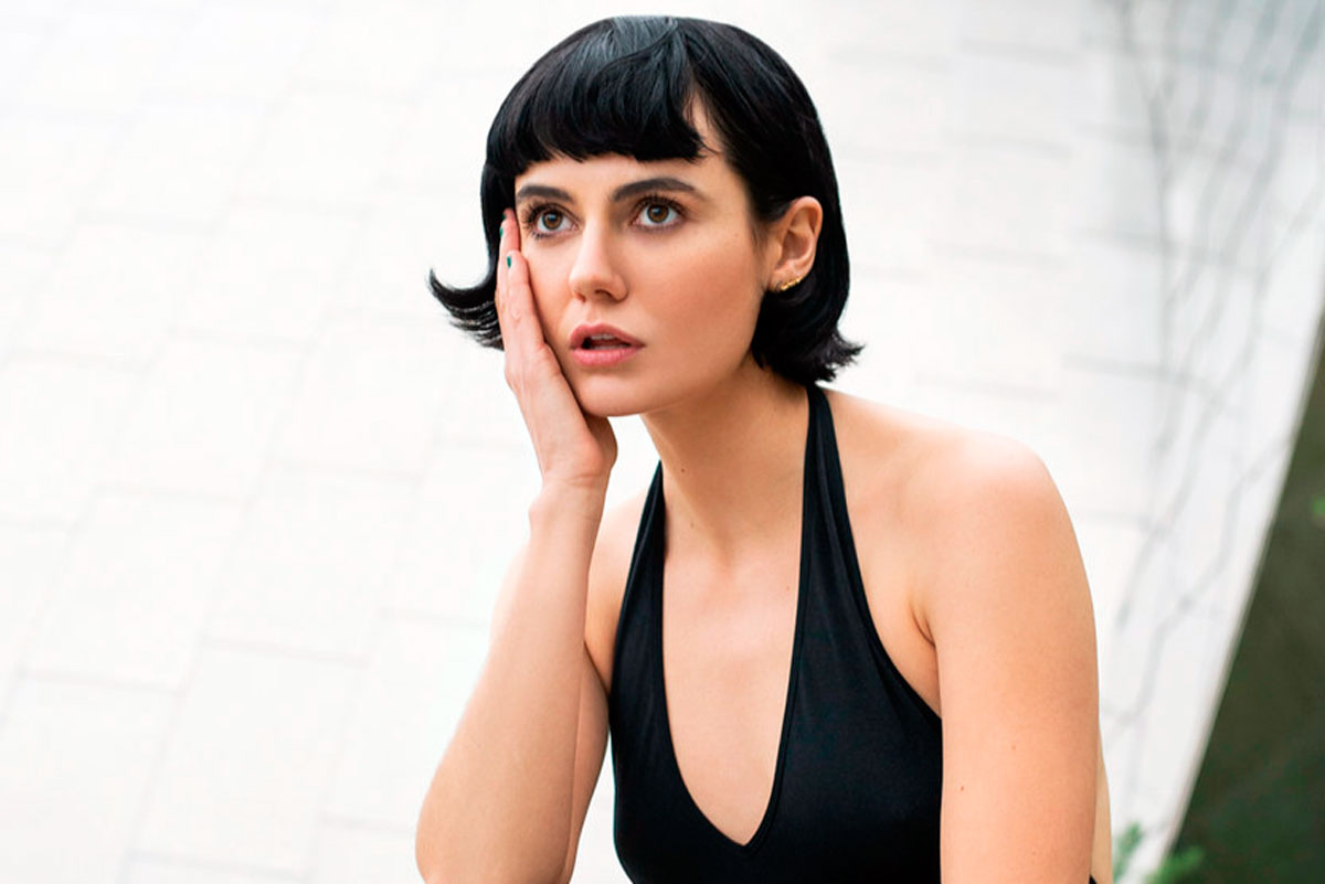 Это программа, предсказывающая слова и запоминающая ваши шутки и переживания, отвечая мягко и терпеливо