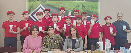    Заведующей сектором массовой работы библиотеки Ж.В. Ниязян пригласила ребят познакомиться с книжной выставкой «Страницы добра». / ФОТО автора Администратор