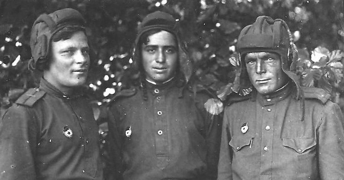 Ион Лазаревич Деген (посередине). Источник: https://clck.su/GEtpH