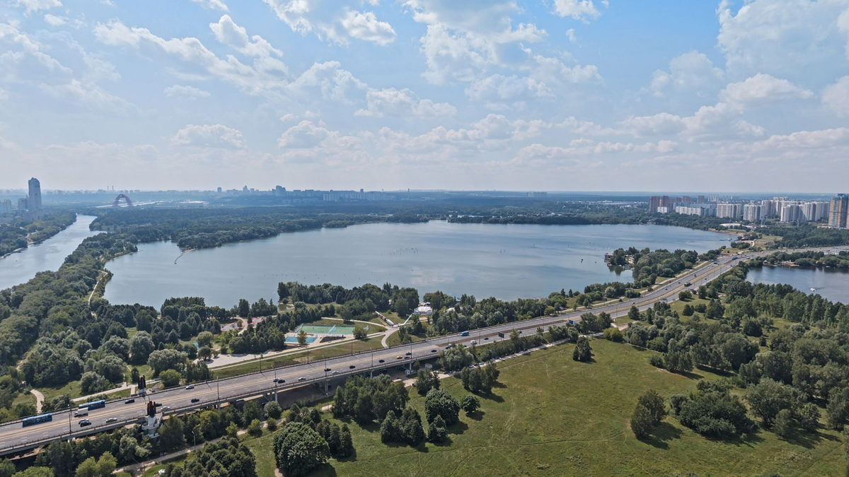 Большой Строгинский залив ( Панорама: https://yandex.ru/maps/-/CPfjuIOT )