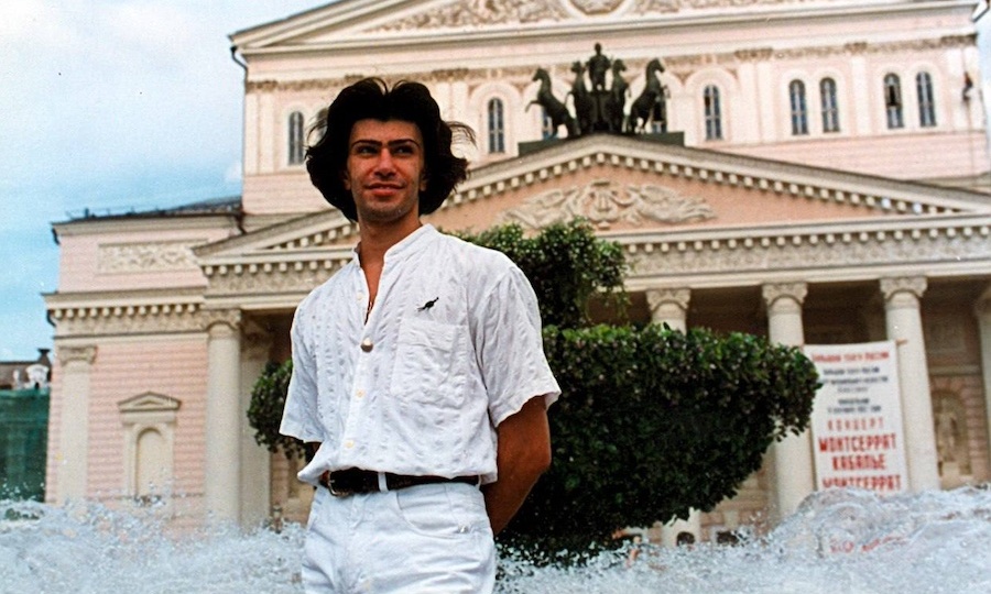 Вопреки пожарам, невзгодам и кризисам это здание, этот символ, эта эпоха продолжает стоять