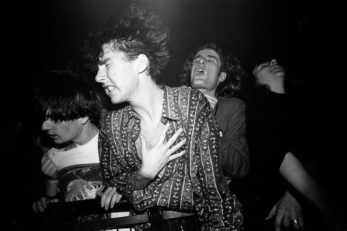 Завороженные поклонники инди-музыки в первом ряду наблюдают за выступлением группы Soup Dragons в Ренне, Франция, 1990 год. Фото: Getty