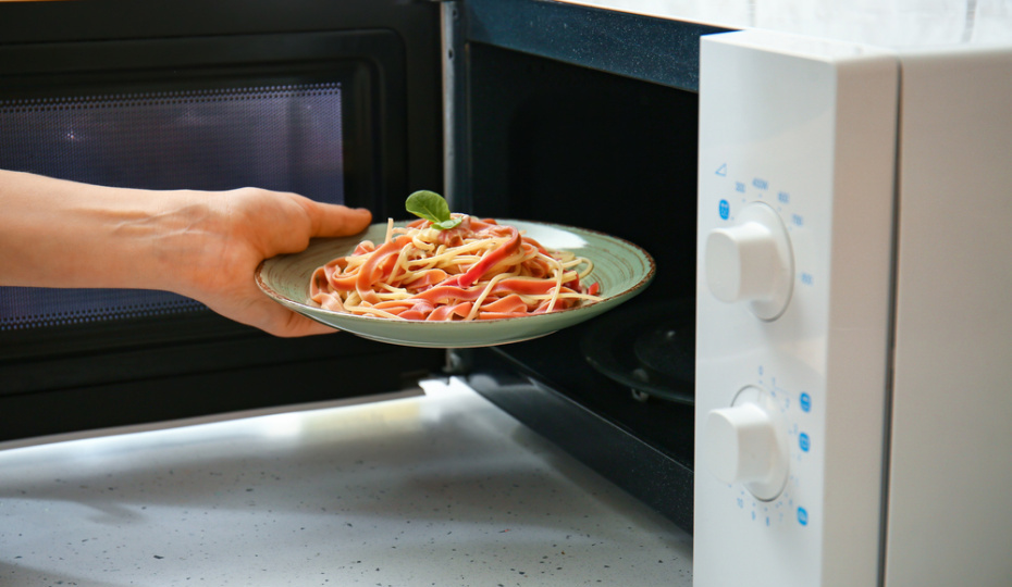 Как готовить в духовке и микроволновке: лайфхаки и простые рецепты