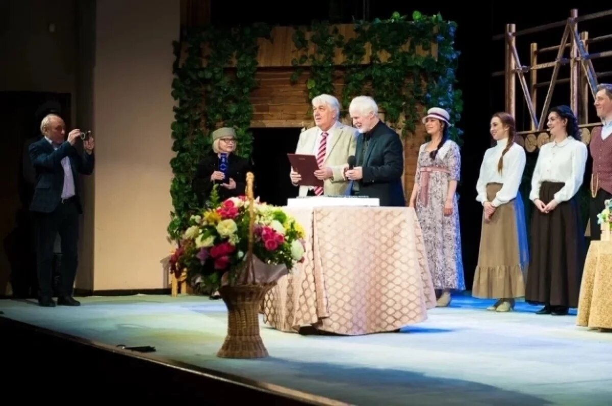    6000 восторженных зрителей.