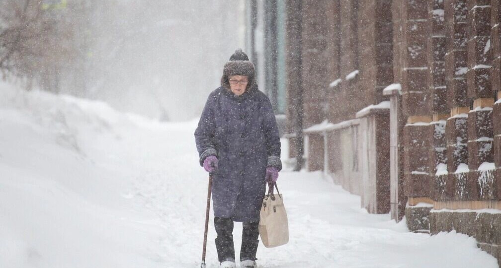 Глыба снега рухнула на бабушку в Пермском крае. Возбуждено уголовное дело