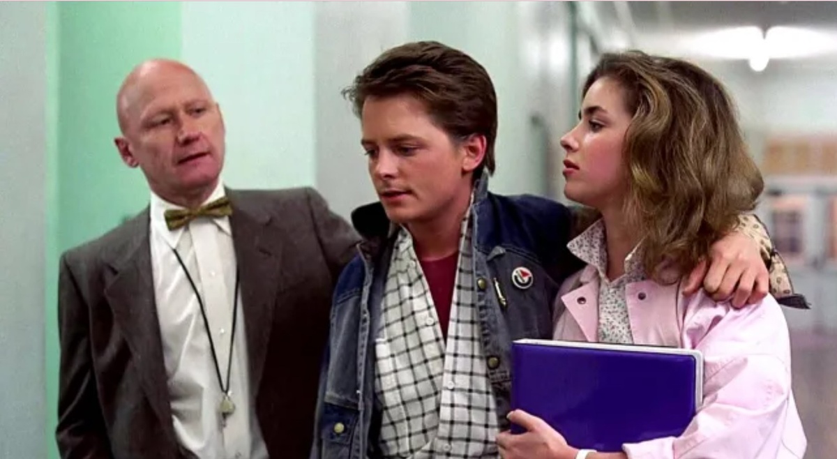   Толкан (слева) в роли директора школы мистера Стрикленда. Фото: кадр из фильма «Назад в будущее» (реж. Роберт Земекис, Universal, 1985).