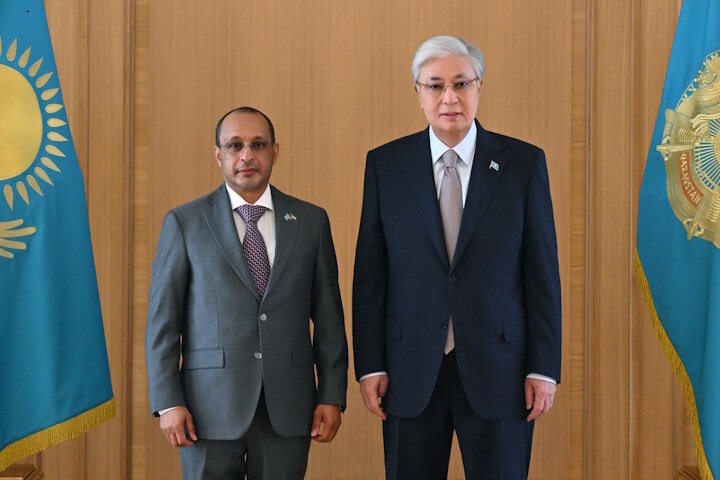    Посол ОАЭ в Казахстане Мухаммед аль-Арики и президент Казахстана Касым-Жомарт Токаев обсудили ключевые вопросы международной повестки. Источник: пресс-служба президента Казахстана.