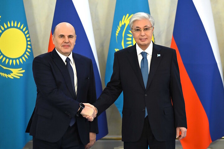    Председатель Правительства России Михаил Мишустин и президент Казахстана Касым-Жомарт Токаев также обсудили подготовку к государственному визиту президента России Владимира Путина в Казахстан. Источник: пресс-служба президента Казахстана.