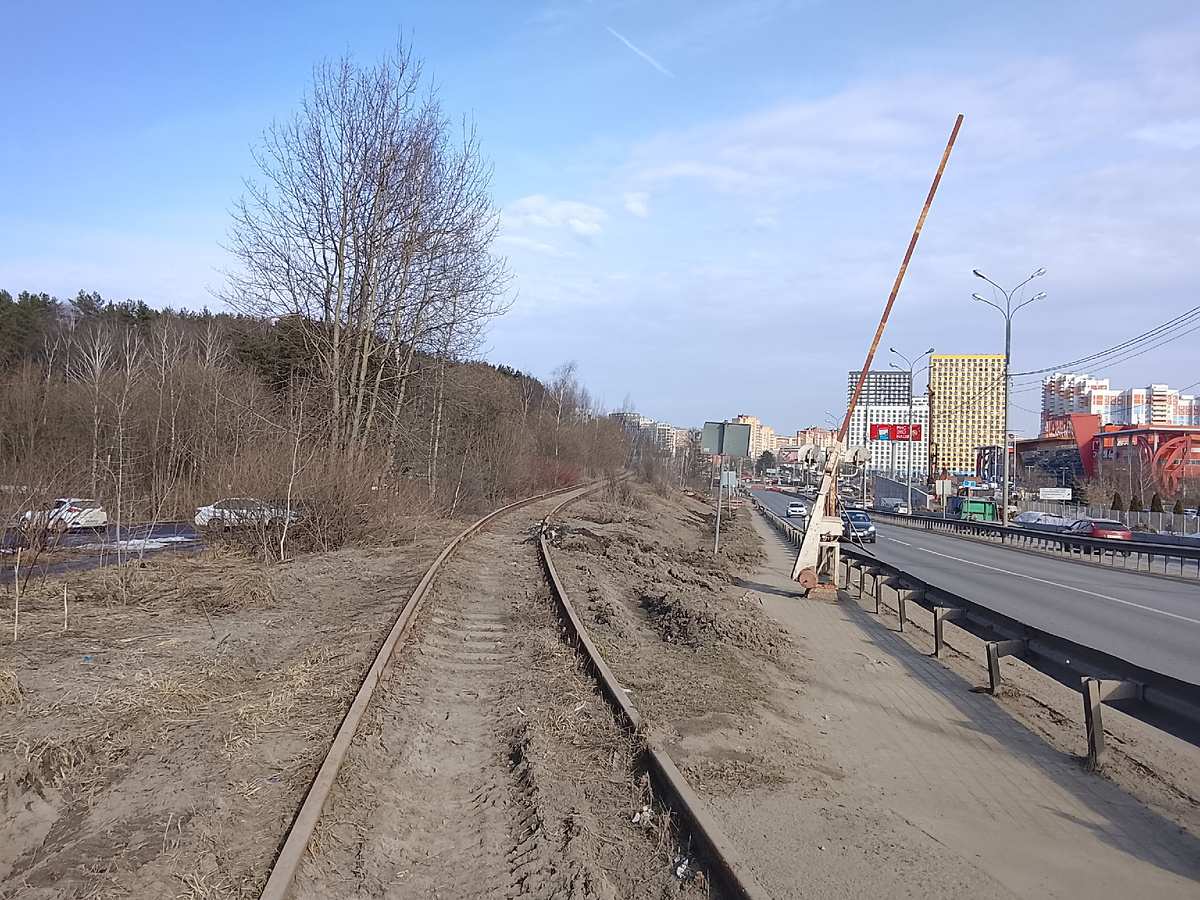 Общий план. Вид на подъездной путь и Волковское шоссе. Окраина Мытищ.