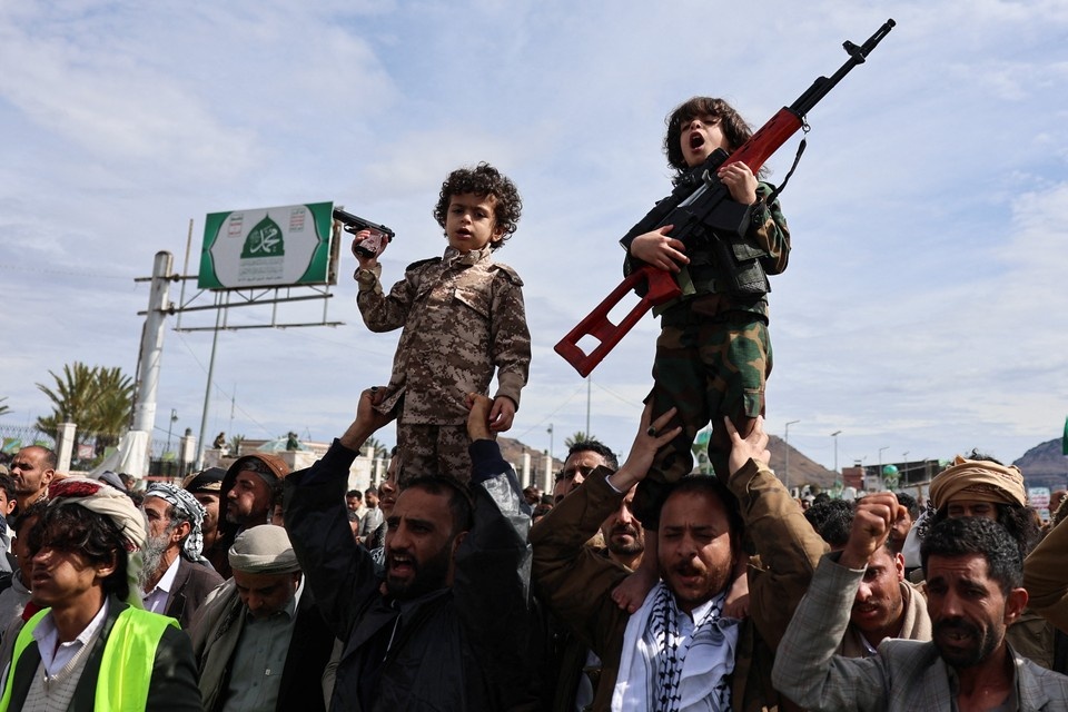    Сторонники хуситов проводят демонстрацию в Сане в знак солидарности с Ираном REUTERS