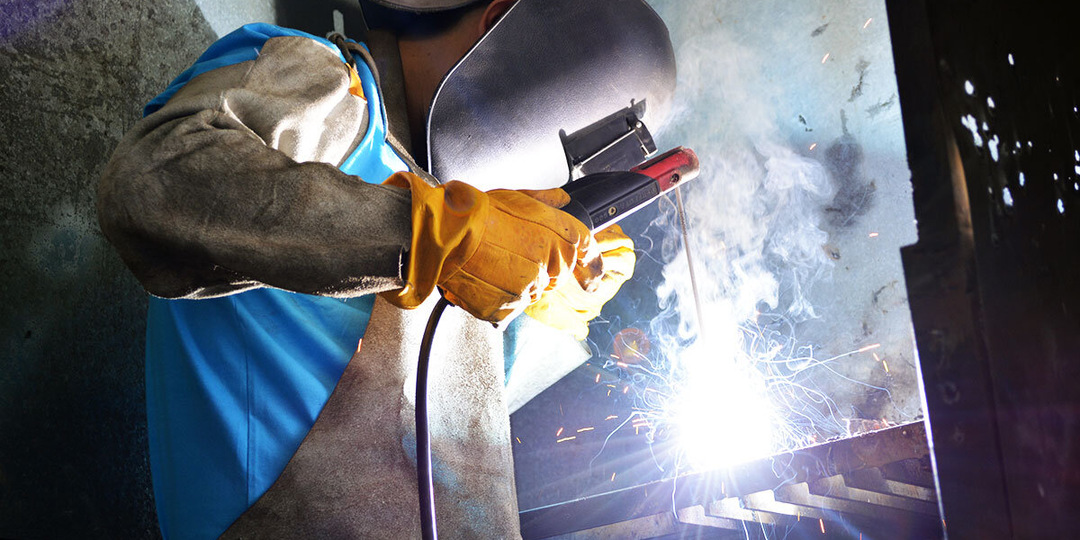 Новичка в сварке пугает вопрос-а не будет ли его бить током в процессе сваривания металла?