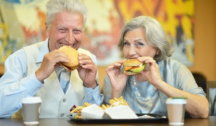    Ученые опровергли миф о вреде фастфуда для мозга пожилых