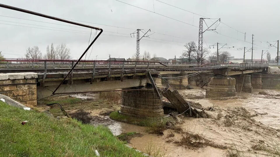     Железнодорожный мост обрушился после ливней в Дагестане t.me/Южная транспортная прокуратура