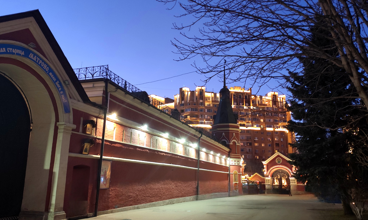 Сейчас монастырь находится в окружении современных многоэтажных домов, что значительно искажает его облик.  Северо-восточная башня.