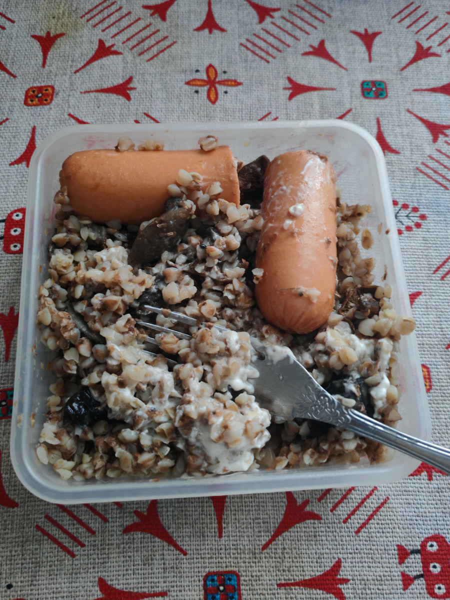 Это греча с грибами, которую я вчера брала на работу, но была пицца, и я её не съела.