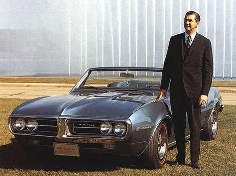 Джон Делореан рядом с Pontiac Firebird 1967 года.