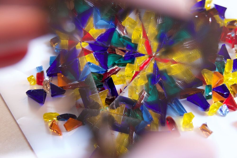 

Вы когда-нибудь крутили в детстве калейдоскоп? Помните это завораживающее чувство: чуть повернул трубку — и цветные стёклышки сложились в новый, ни на что не похожий узор. Ещё чуть-чуть — и он снова изменился. Красиво, правда?