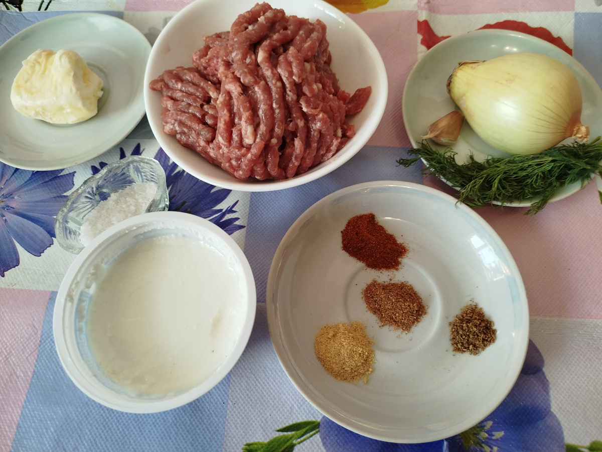 Итак, нам потребуется фарш говяжий 400 гр, одна луковица, масло сливочное 50 гр, зубчик чеснока, укроп, натуральный йогурт, по одной чайной ложке сушёного чеснока, зиры молотой, паприки копчёной молотой и смеси молотых перцев, соль, как говорится, по вкусу.