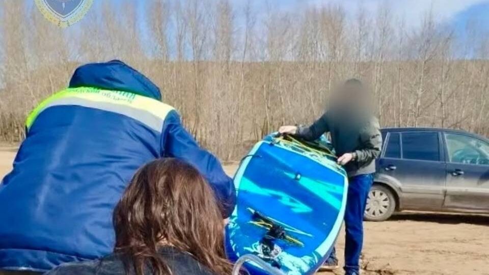 Волгоградские спасатели вытащили из реки Ахтуба двух сапбордистов