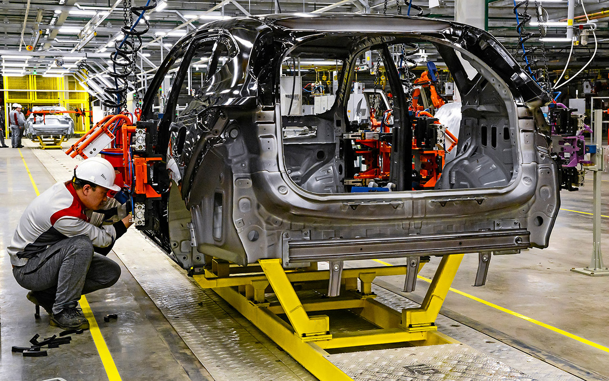  Обещанная глубокая локализация пока строго ограничивается банальной установкой снятых перед отправкой деталей.