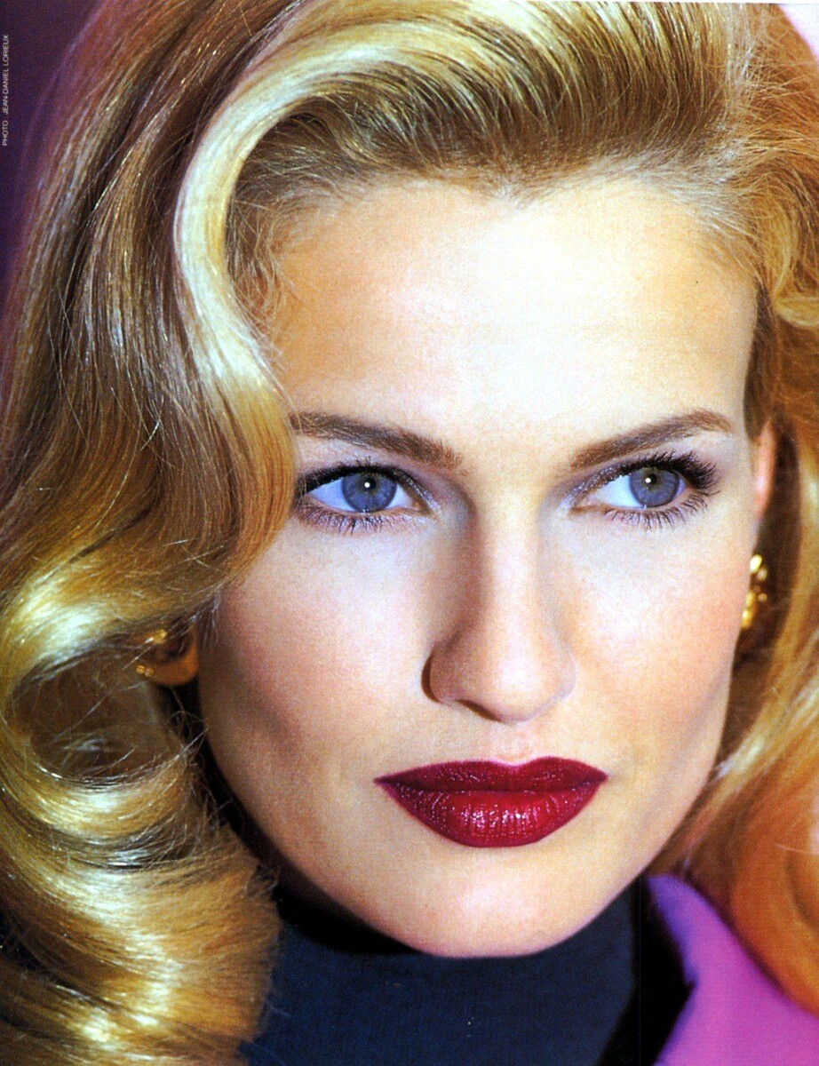 Смотрите на черты лица. Здесь нет мягкости. Смотрите на тяжелый, почти мужской драматичный взгляд. Нет огромного лба, нет мягкости, нет широты. Скульптурность, длинный нос, драматичный прищур. 