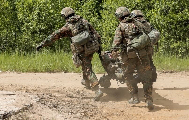 В паре это сделать сложнее, в одиночку — почти невозможно.
