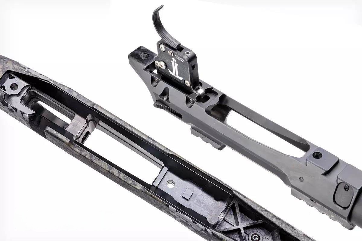 Устройство Seekins Precision прикрепляется к алюминиевой раме оружия. Оно хорошо подогнано и плотно прилегает, что делает его устойчивым и надежным в использовании.