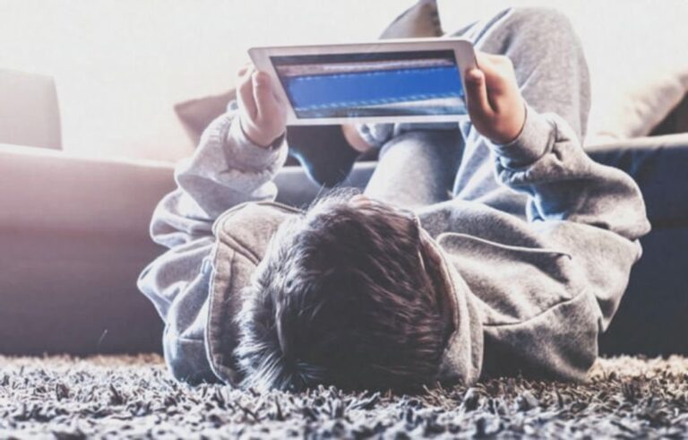    Иллюстрация к материалу: Индонезия ограничила соцсети для детей до 16 лет: что важно знать родителям