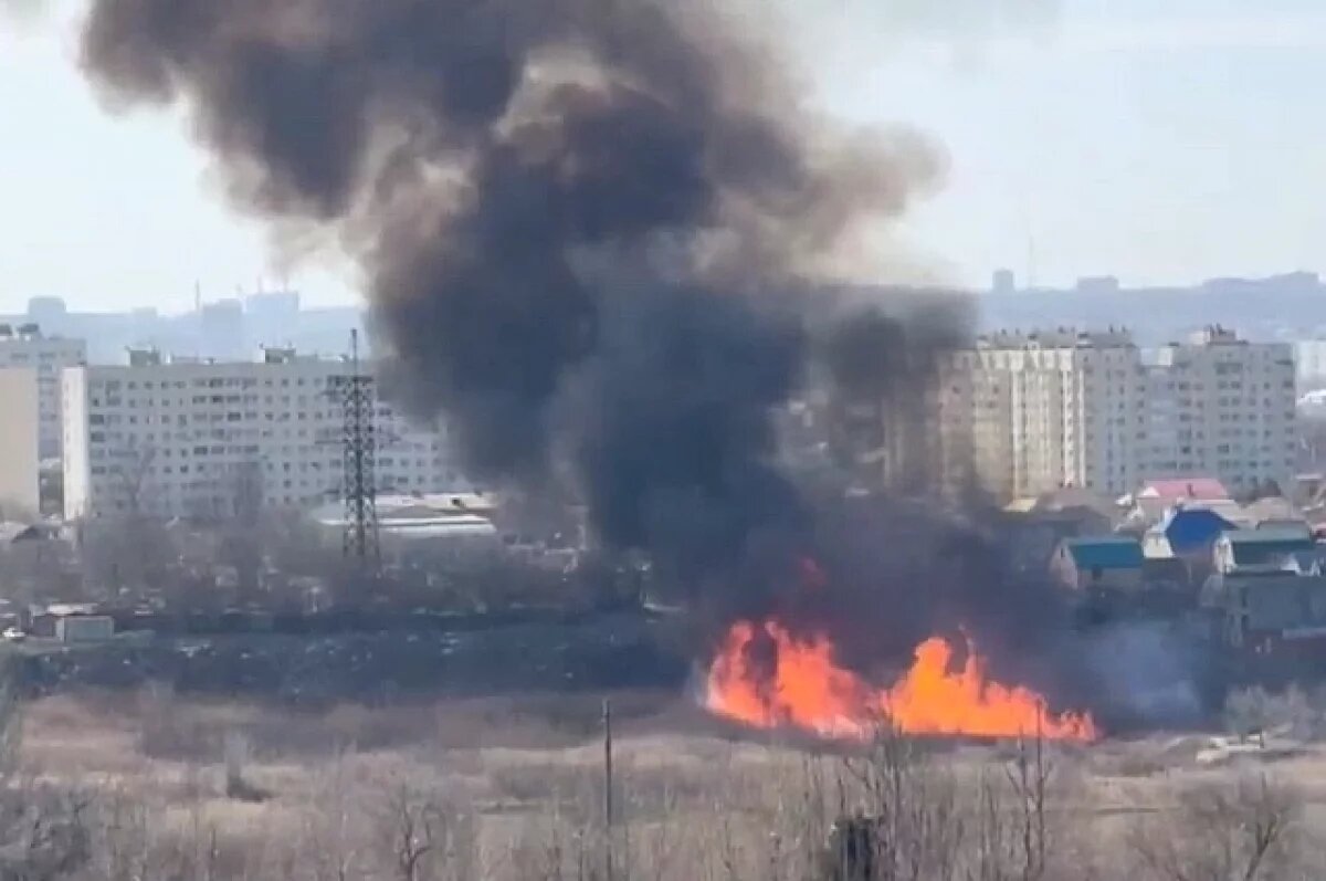    Столб пламени и клубы дыма испугали жителей севера Волгограда