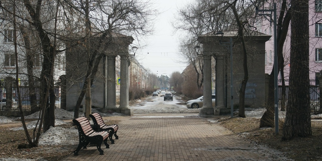 "В юном месяце апреле в старом парке тает снег..."