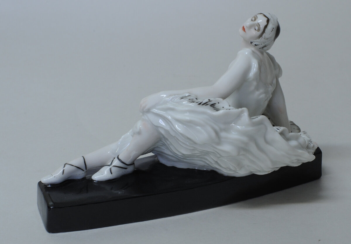 Наталия Данько. Скульптура «Балерина Анна Павлова в концертном номере ”Умирающий лебедь”». 1936. ГФЗ. Высота 12,3 см. Государственный музей керамики в Кусково / ФР 4284. Госкаталог: 11833175.