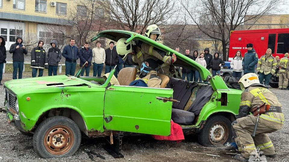 В Волгограде студенты-спасатели прошли тренировку в пожарно‑спасательной части