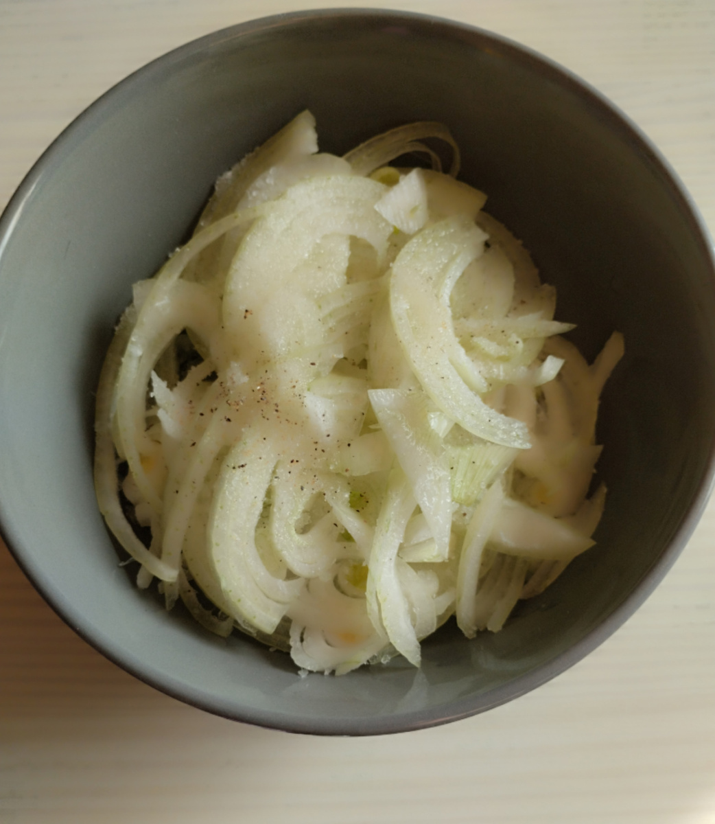 Соль, сахар, смесь перцев, кислота (сегодня сок лимона). 