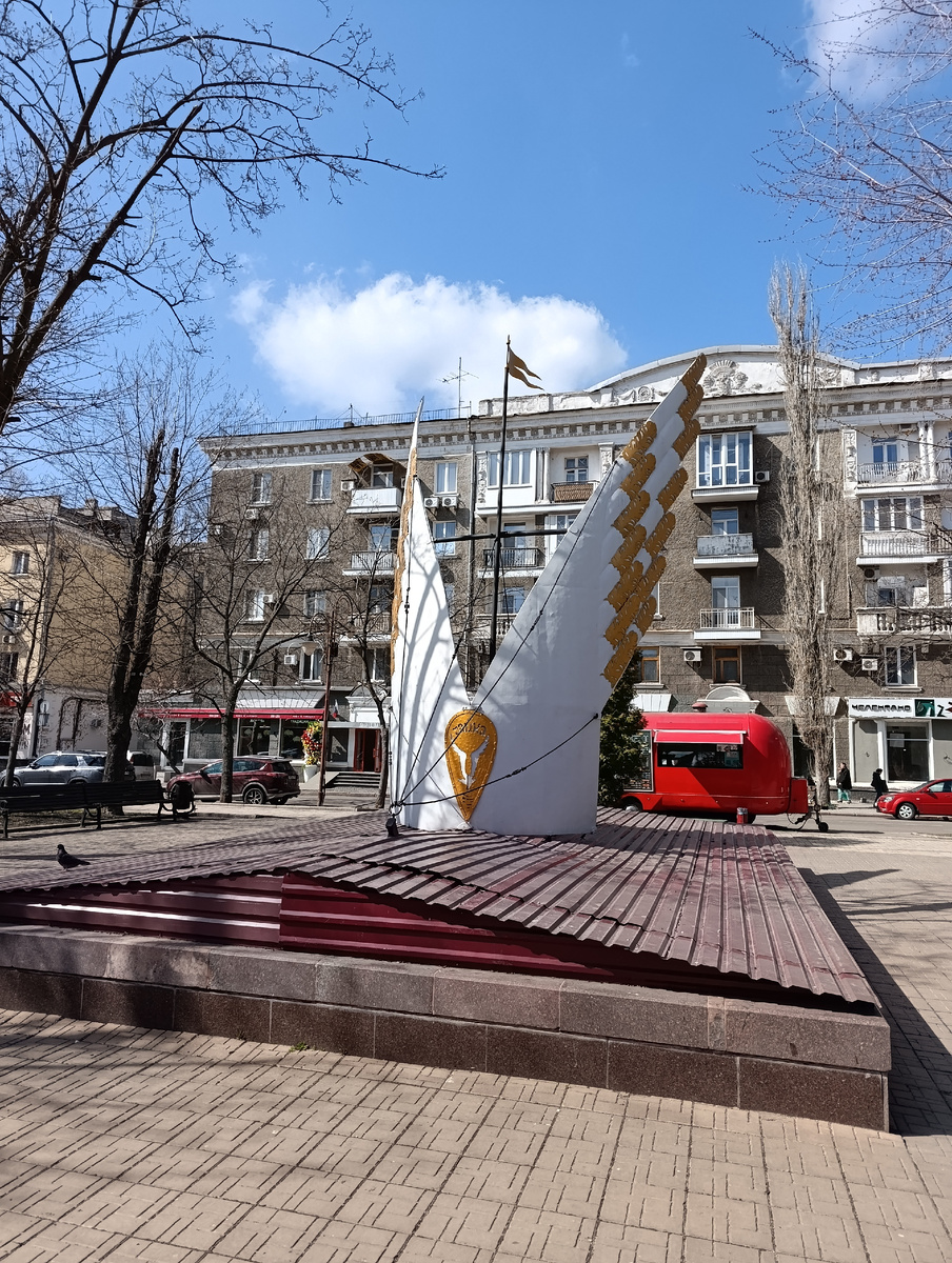 Модель "Чайки" (казацкой речно - морской лодки XVI - XVIII веков) на бульваре Пушкина в Донецке.