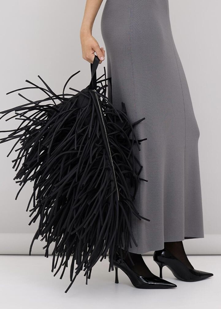 На первом фото длинная тонкая бахрома повторяет тонкие линии обуви, на втором - округлая обтекаемая форма сочетается с пряжкой, и также всё поддерживается цветом