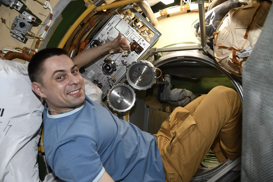 Андрей Федяев работает с оборудованием грузового корабля на МКС. Фото: Роскосмос