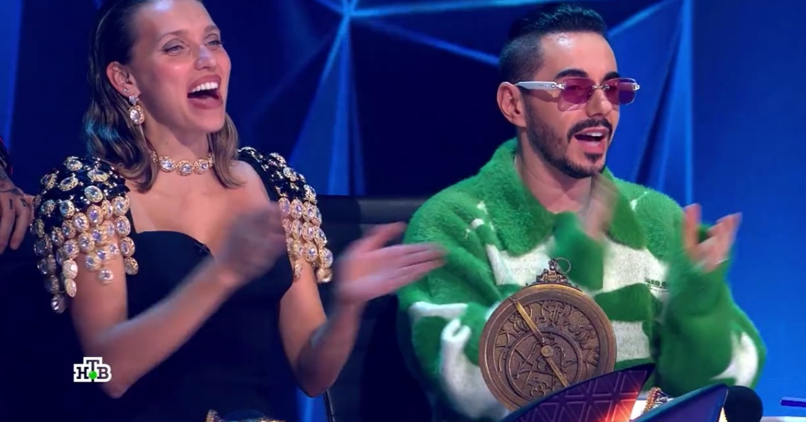 Кто снял маску в 8 выпуске шоу "Маска 7" от 29.03.26? Какие песни спели участники? Жюри угадали личность участника?