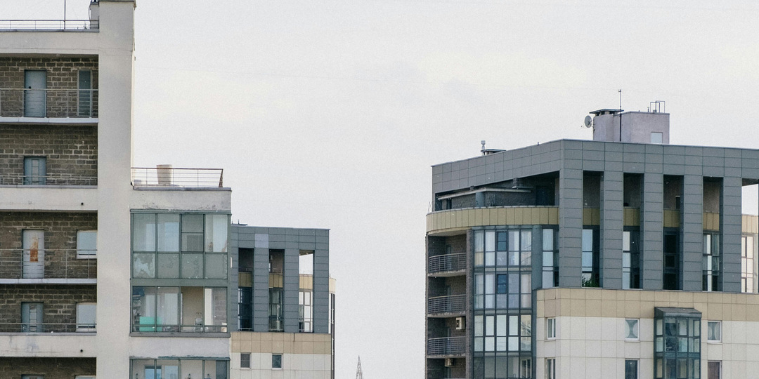 Дарственная или завещание: что выгоднее и безопаснее для передачи квартиры детям