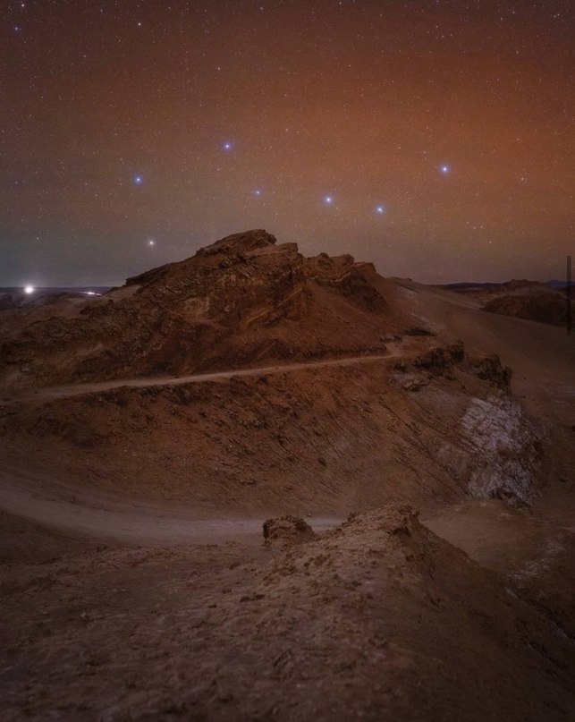 В небе над самой сухой пустыней мира — чилийской Атакамой — уже третью неделю наблюдаются странные световые явления. Огни, напоминающие одновременно северное сияние и плазменные шары, появляются строго в полночь по местному времени и исчезают на рассвете. Это явление привлекло внимание астрономов, уфологов и туристов со всего мира.