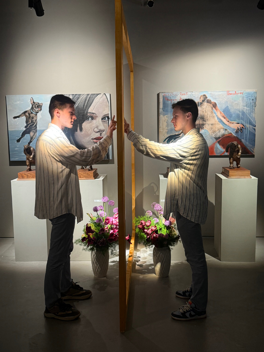 Пара близнецов, изображающих зеркальное отражение друг друга как перфоманс