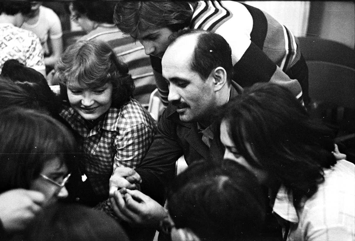 Ретро фото: Василий Михайлович Соняк в кругу студентов УПИ